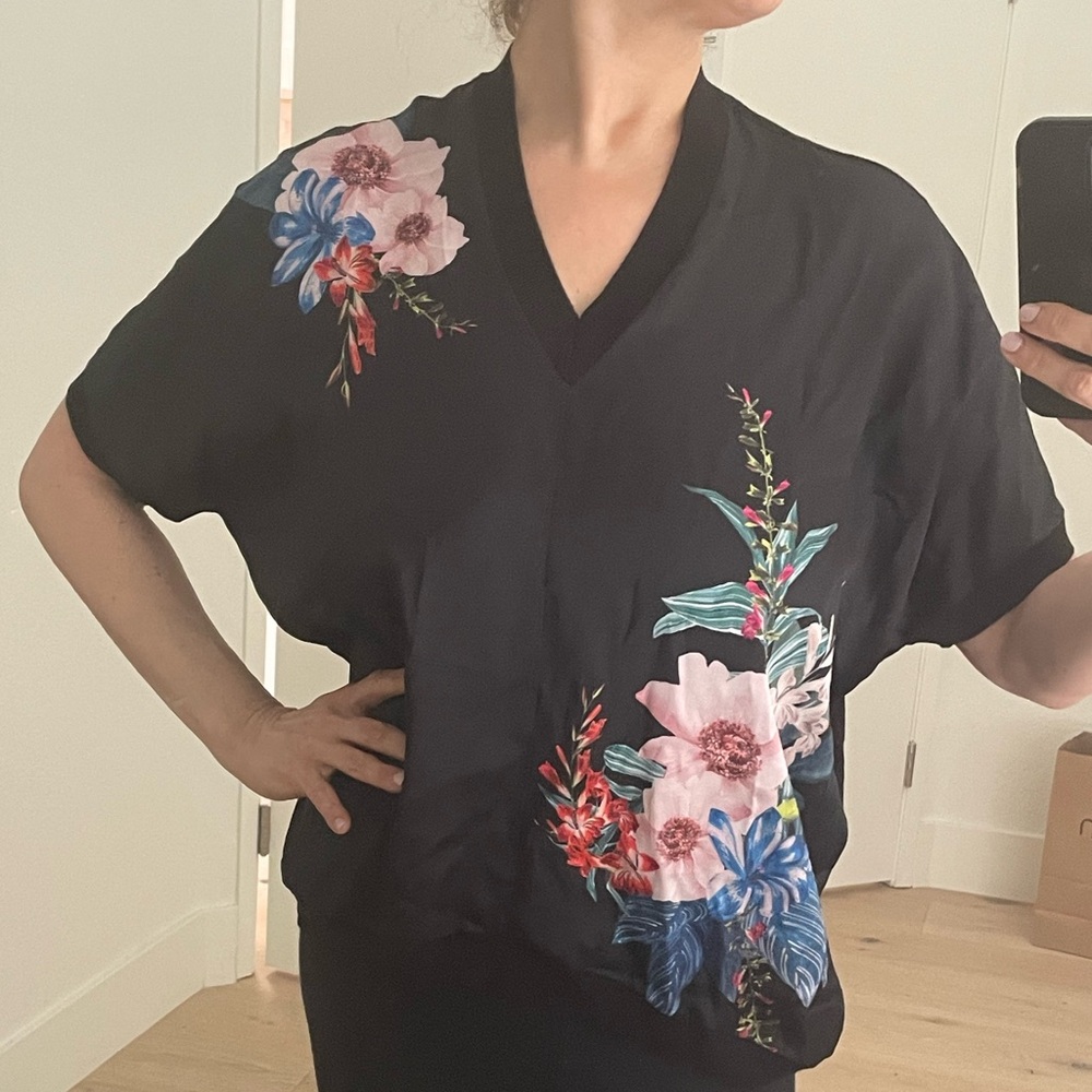Ted Baker NWT SOPHIEY 
Jamboree oversized V neck top Floral Black Blouse